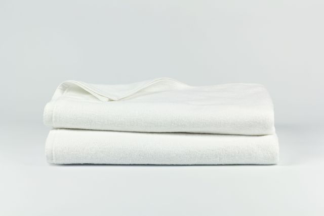 Fehér szállodai minőségű törölköző 450 gr/nm anyagból 50×100 cm (20/2)