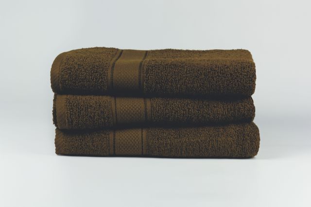 Törölköző – barna – széles bordűrrel – 70×130 cm
