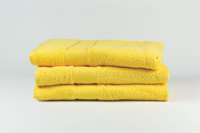 Törölköző – napsárga – széles bordűrrel – 70×130 cm
